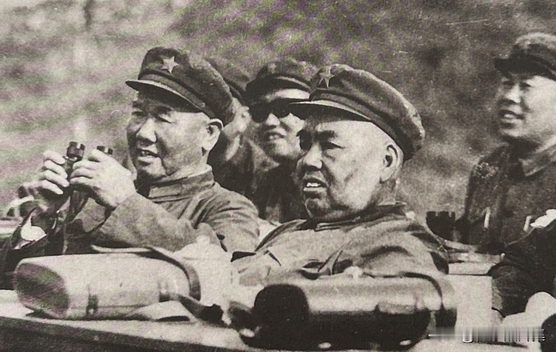 1974年，​福州军区副司令员陈再道（左）与广州军区司令员许世友（右）在海南参观