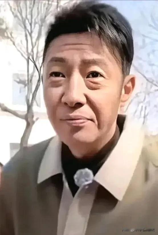 第一眼看去还差点认不出来，今年才48岁的他看上去太出老相了。
有人说节目主持人压