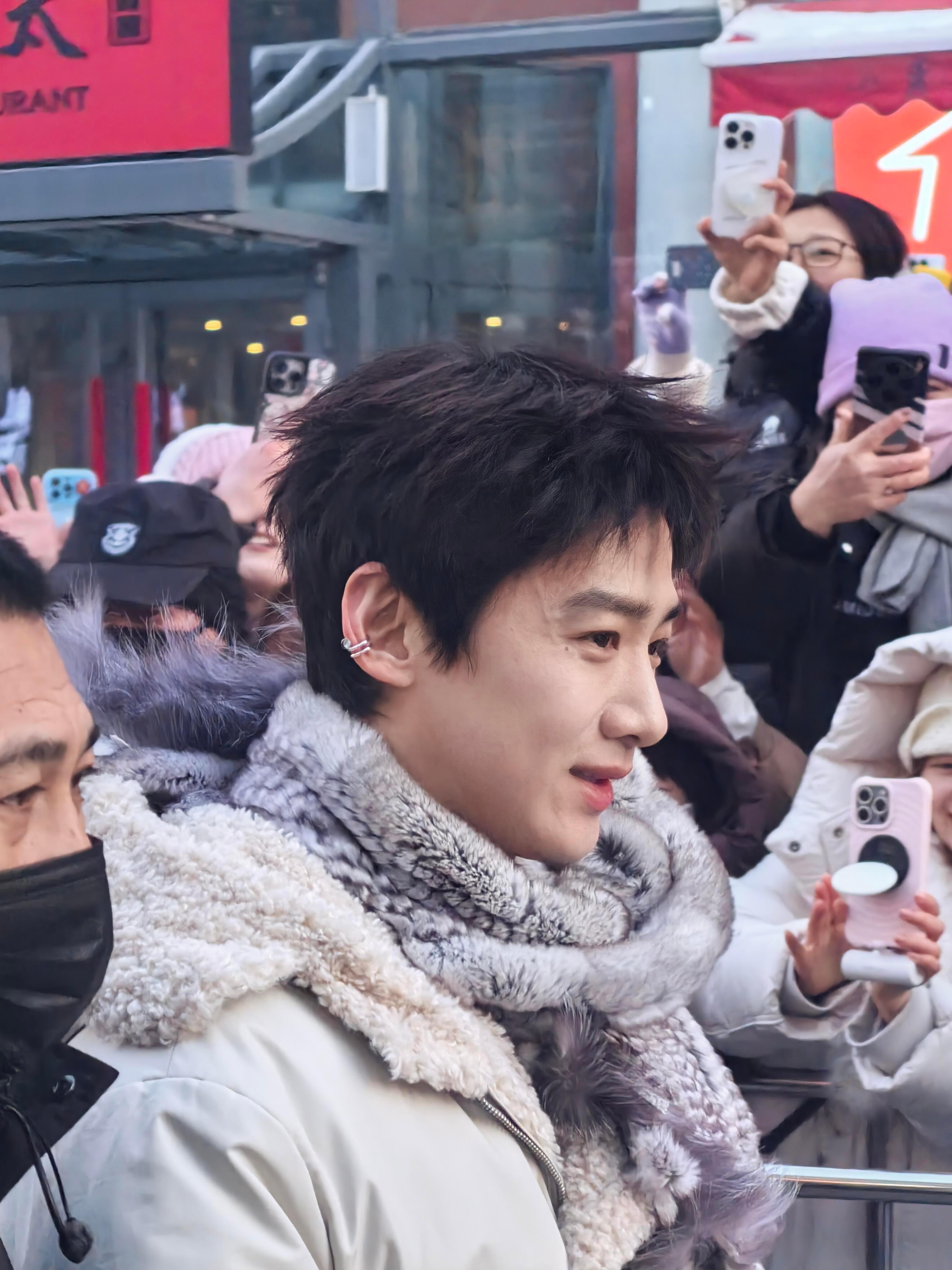 我点的冬偶男主哈尔滨中央大街偶遇白敬亭