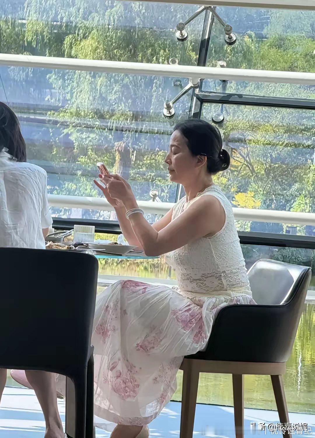 刘亦菲妈妈刘晓莉现身北京一间商场，快七十岁的她，依旧优雅、温婉。 ​​​
