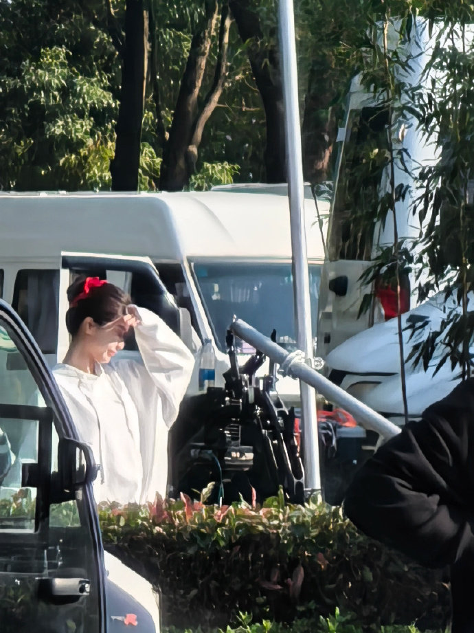 虞书欣格子裙眼镜造型路透   虞书欣黑长直眼镜知性风  虞书欣格子裙眼镜造型，搭