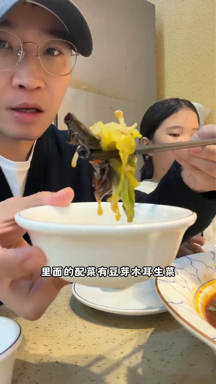 有两条鱼，我都看见两个鱼头了，宝贝那是一条，中间给劈开了，它趴着待着。这不是两个