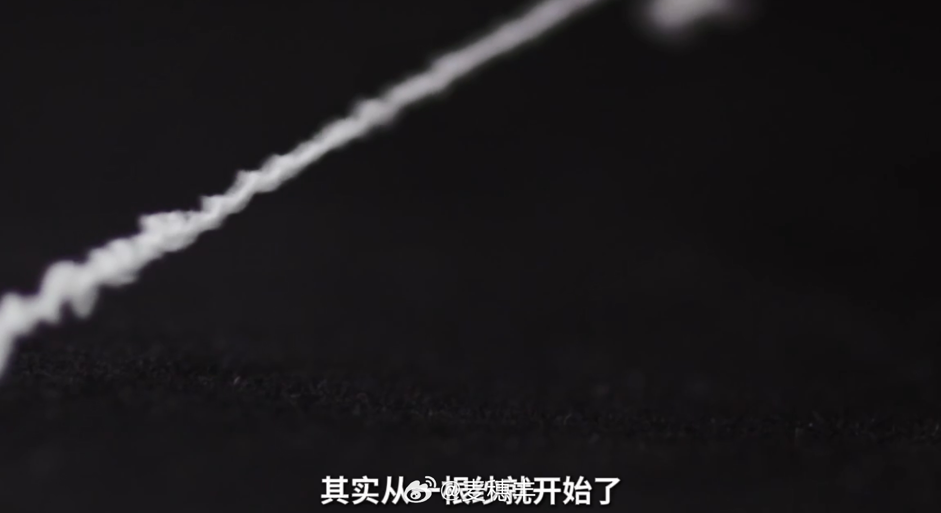 安踏护航中国红 米兰冬奥会进行得如火如荼，中国运动员身着“中国红”的专业装备驰骋