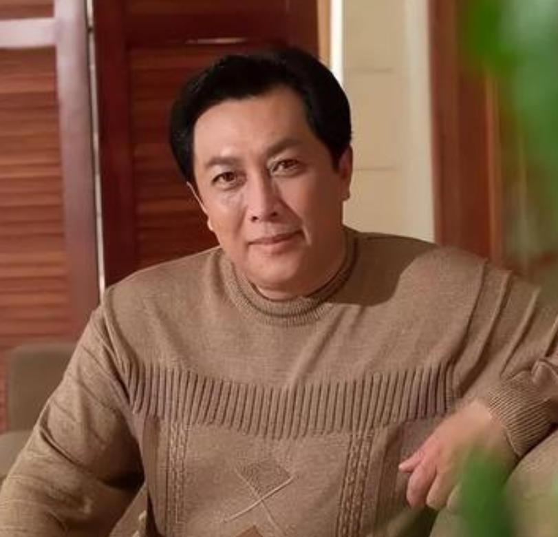 1990年除夕夜，唐国强的妻子洗完澡化完妆，穿上一身新衣，用一根绳子结束了自己的