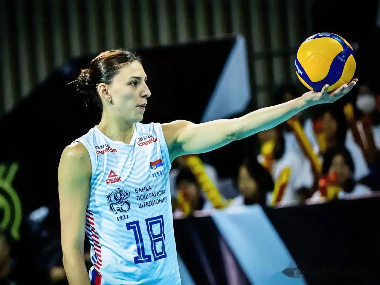 巴黎奥运会女排资格赛，中国宁波赛区，经过18日一天的休赛，19日首场比赛，塞尔维