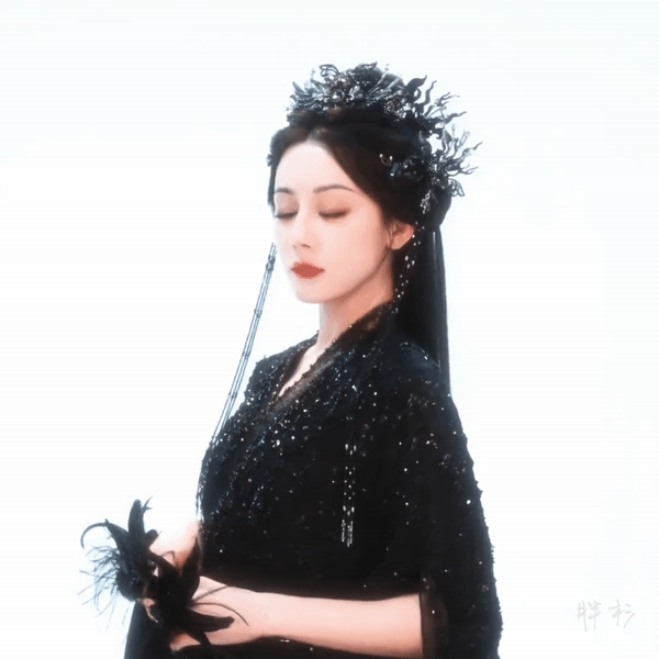 #秋日生活日记#热巴这套好有暗黑女王的感觉，眼神里都是姐就是女王的感觉。泰裤辣！