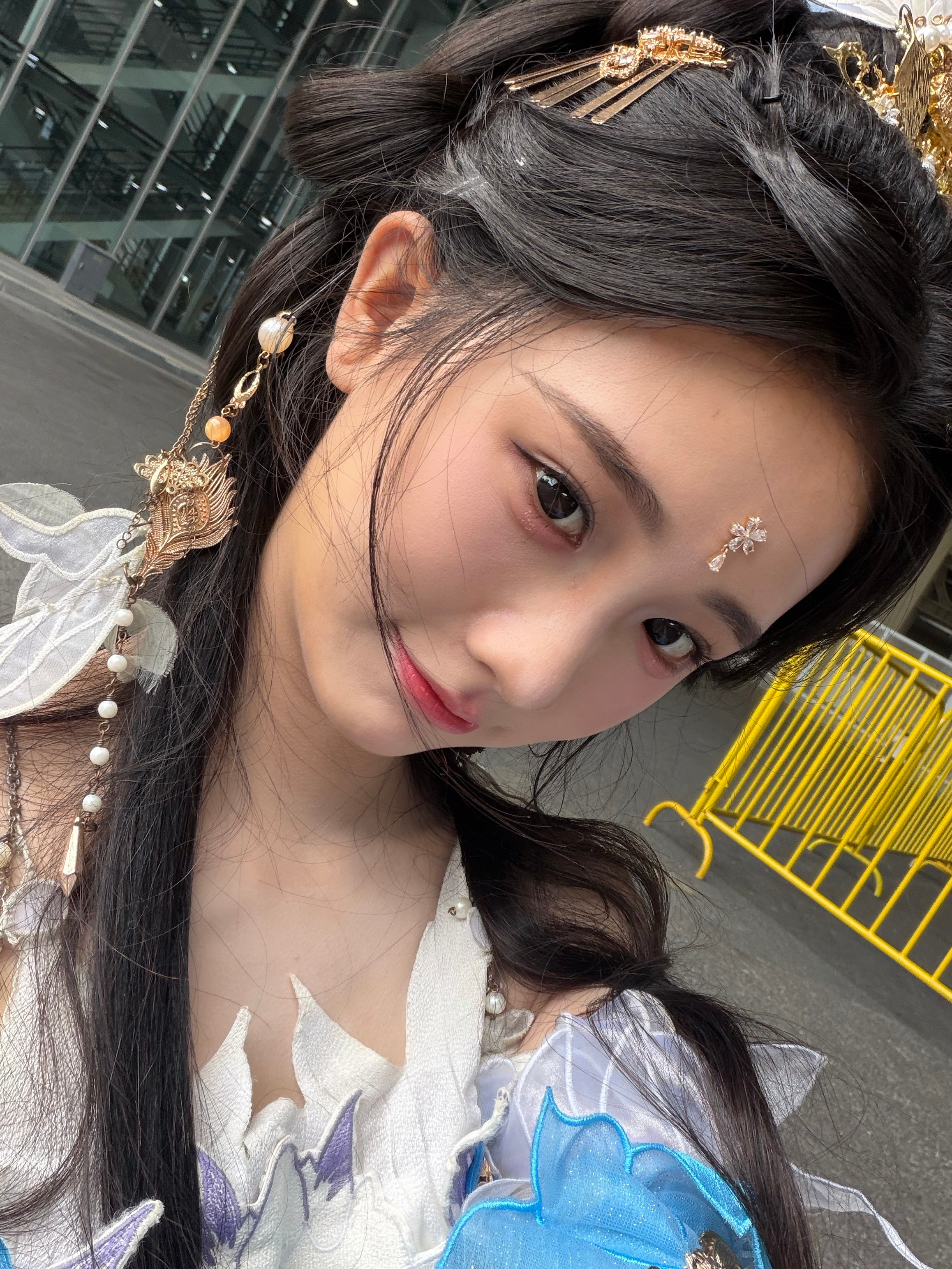 怎么会有人这么搞笑每张自拍都是同一个角度 ​​​