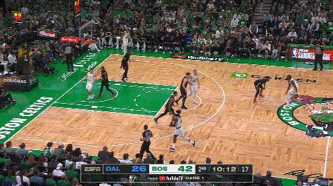 今天NBA总决赛，杰伦布朗1个打5个，突入篮下暴扣，如入无人之境……[震惊]
独