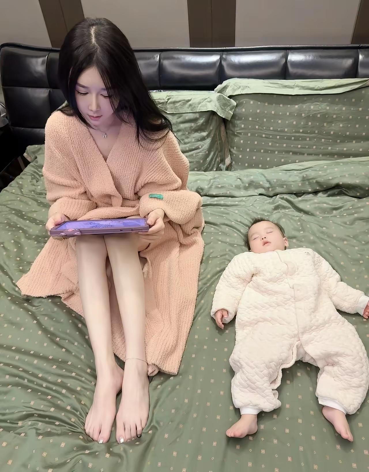 自己还是个孩子呢。
又生了个孩子。
老人不给看，
那哪行啊！[笑哭]