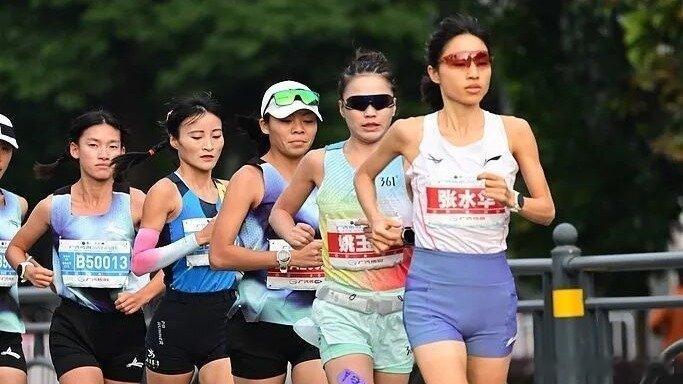 凤凰新闻【风声丨“最快女护士”：为了马拉松梦想，必须放弃护士工作？】凤凰网✖️法