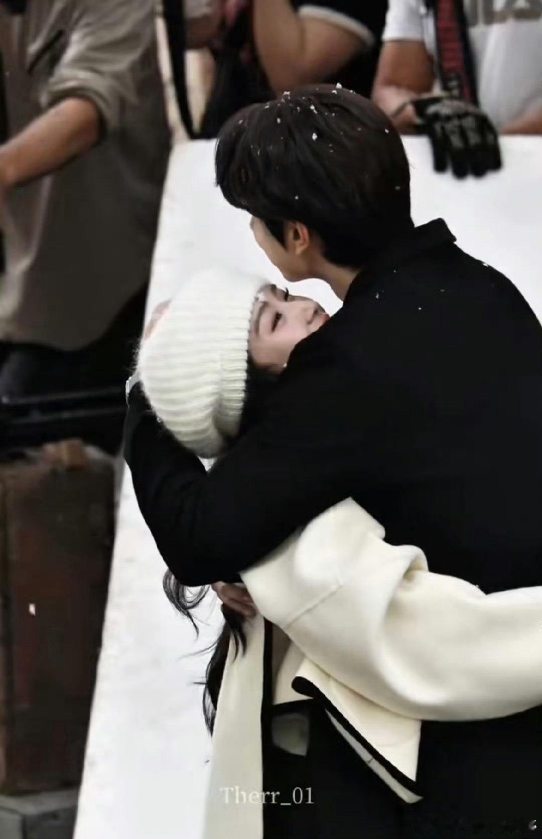 林一卢昱晓雪景相拥路透林一卢昱晓初雪氛围感这雪景相拥路透也太绝了！林一的清冷感和