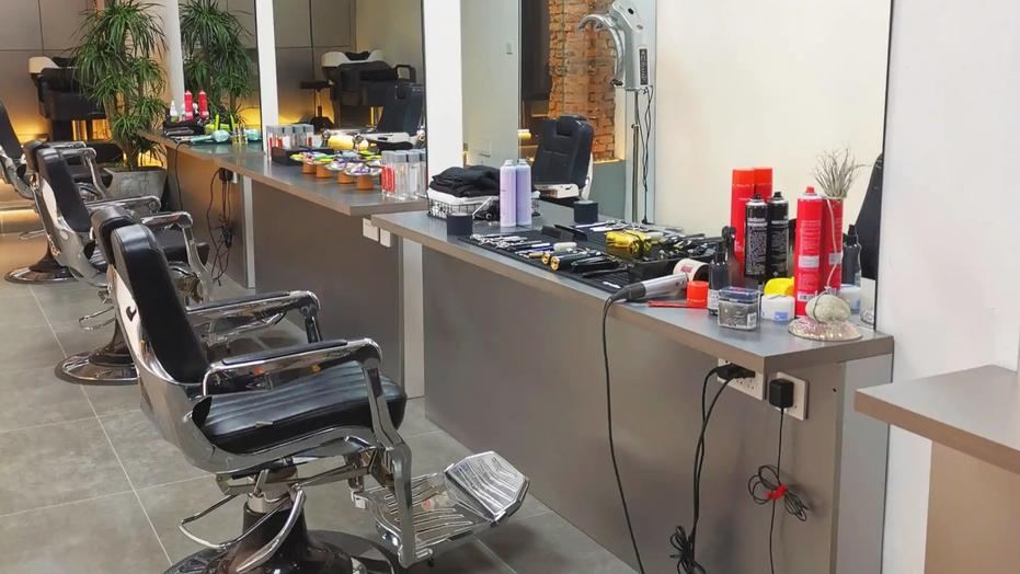 湖北武汉一名大学生在理发店遭遇“连环诱导消费”的事件。

消费者在消费过程中应享