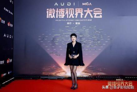 近日，演员张凯丽因公开场合穿黑丝出席活动，被调侃“自己穿黑丝却叫网友买足力健”。