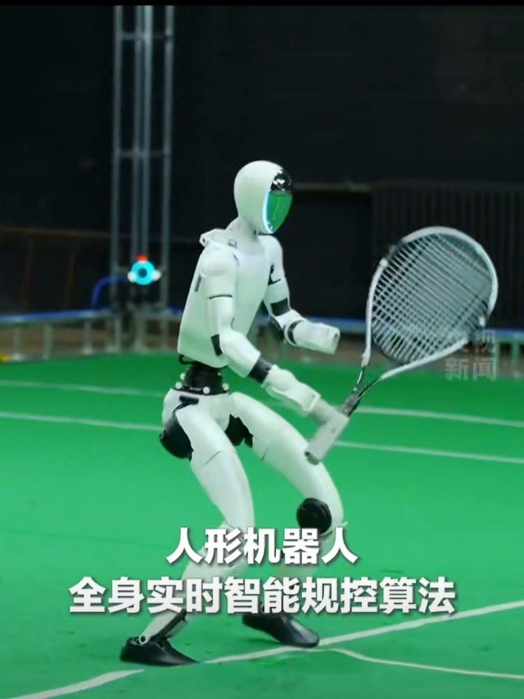 中国全自主打网球机器人亮相国产全自主网球人形机器人重磅亮相，由银河通用联合清华研