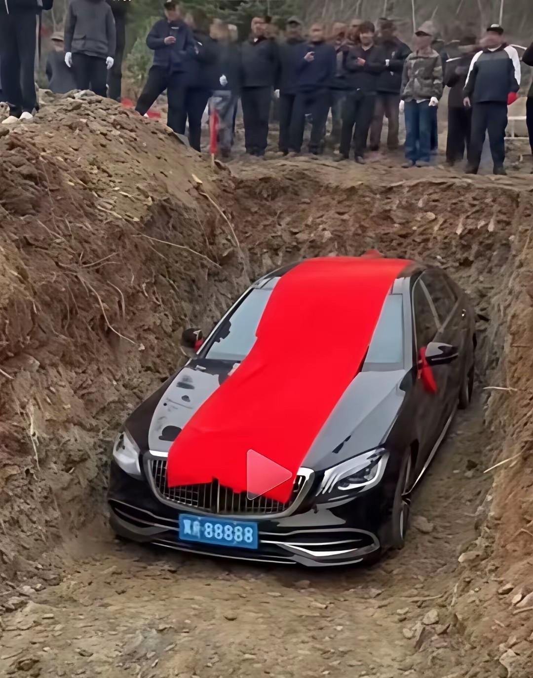 活人买车挑花眼，死人直接提现车！

辽阳富豪撒手人寰，孝子一拍脑门，120万真奔