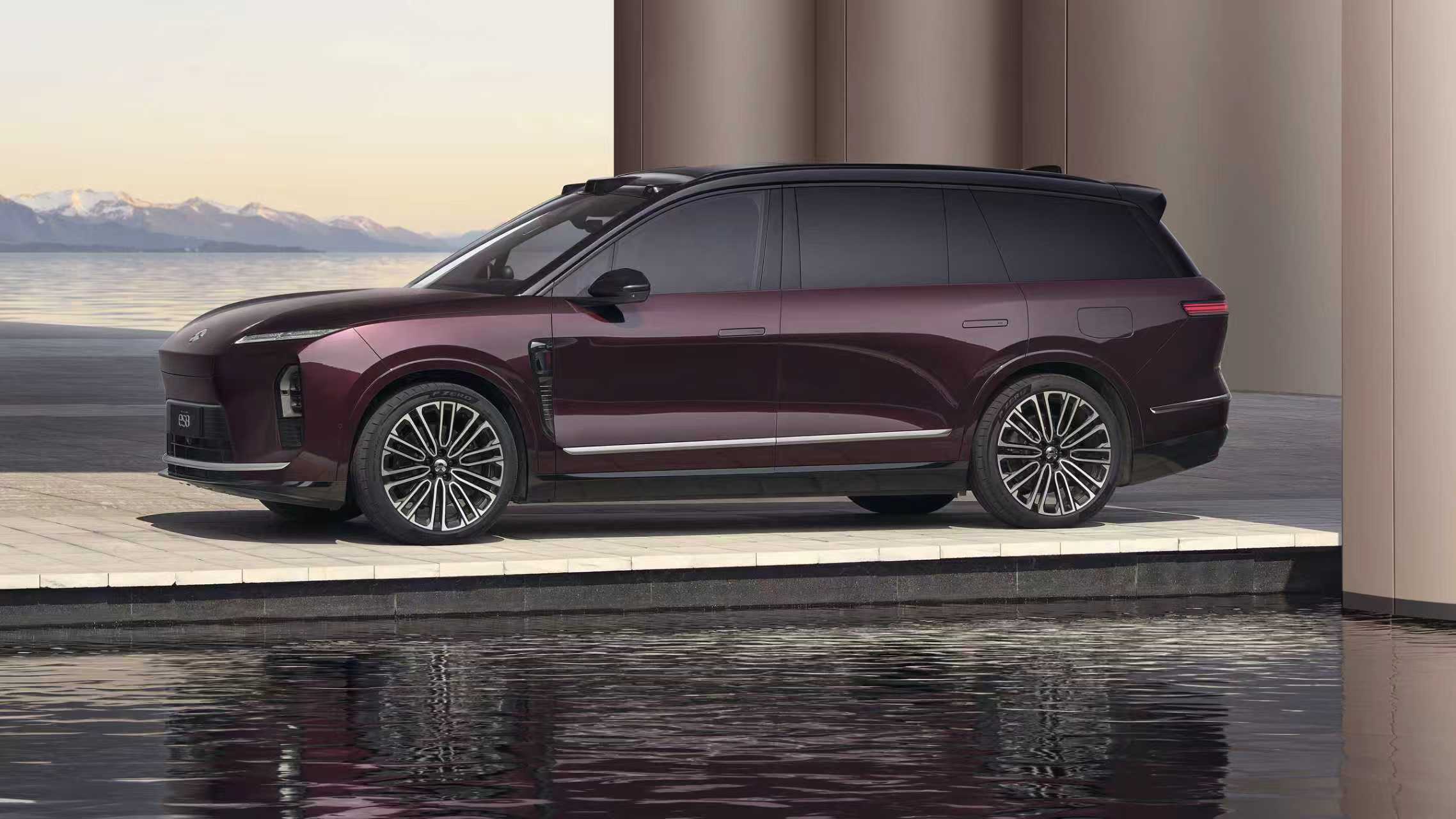 遥远的猎户座星云能量红光，在蔚来全新ES8上凝固成M42星云红。融合东方审美与巴