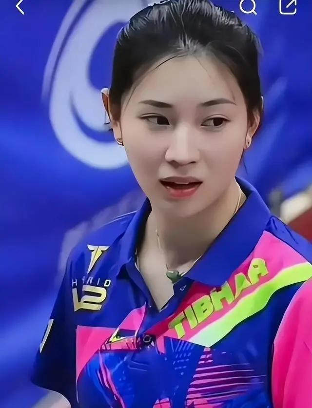 某乒乓球女运动员球迷之多，在整个乒乓球历史上都绝无仅有，而且99%是女球迷，且是