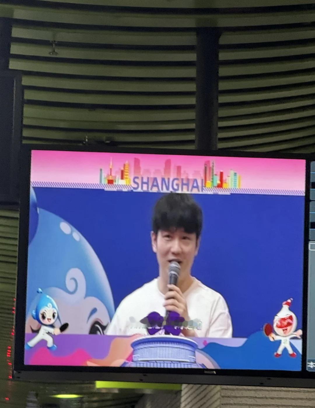 谁懂每天早上上班时看到东哥的治愈啊
上海地铁循环播放东哥出席杨浦区活动的画面，让