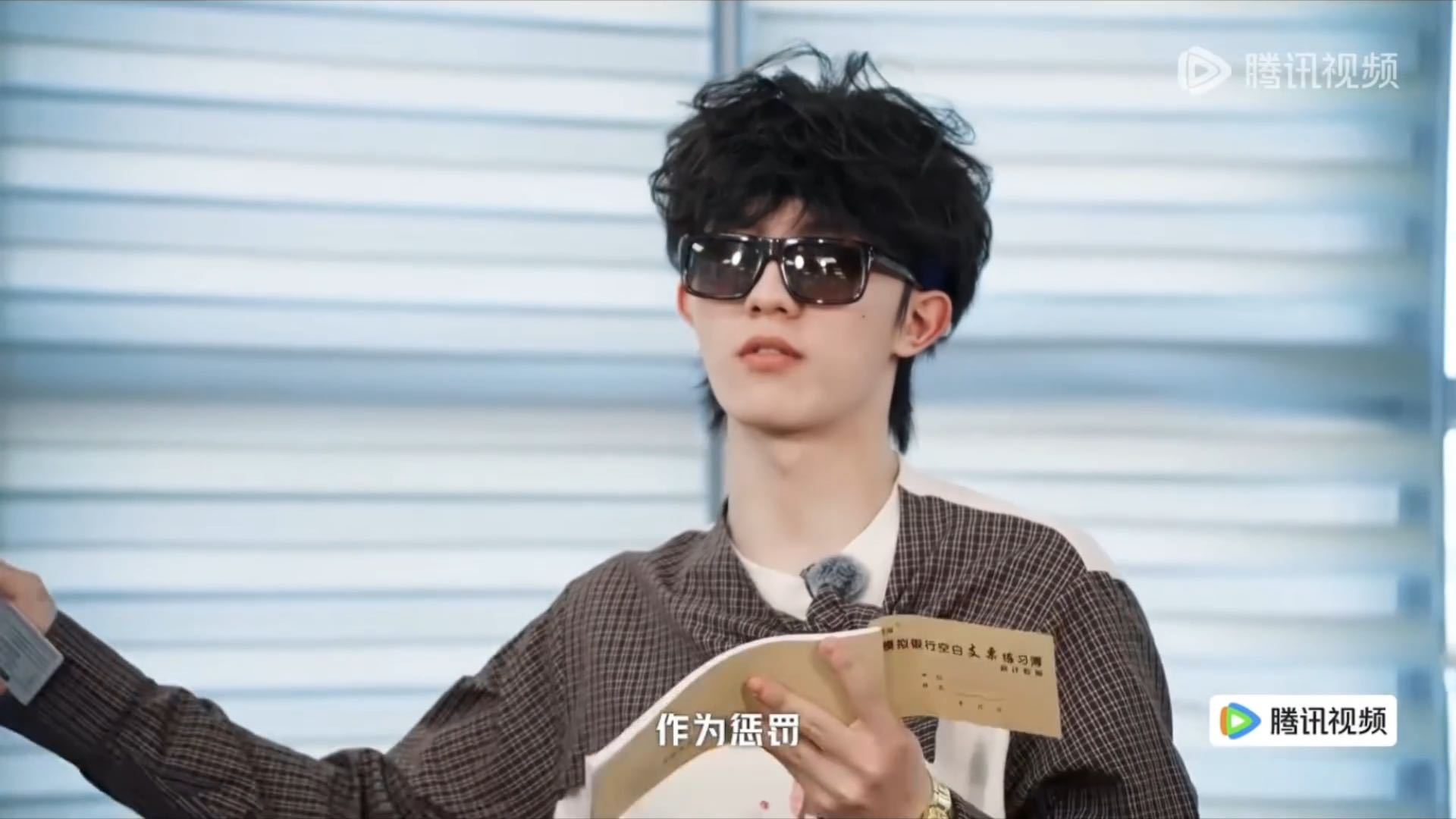 苏新皓演土味霸总最绝的是不笑场。罚钱像发工资，赶人像宠溺，“今天必须花完”说得像