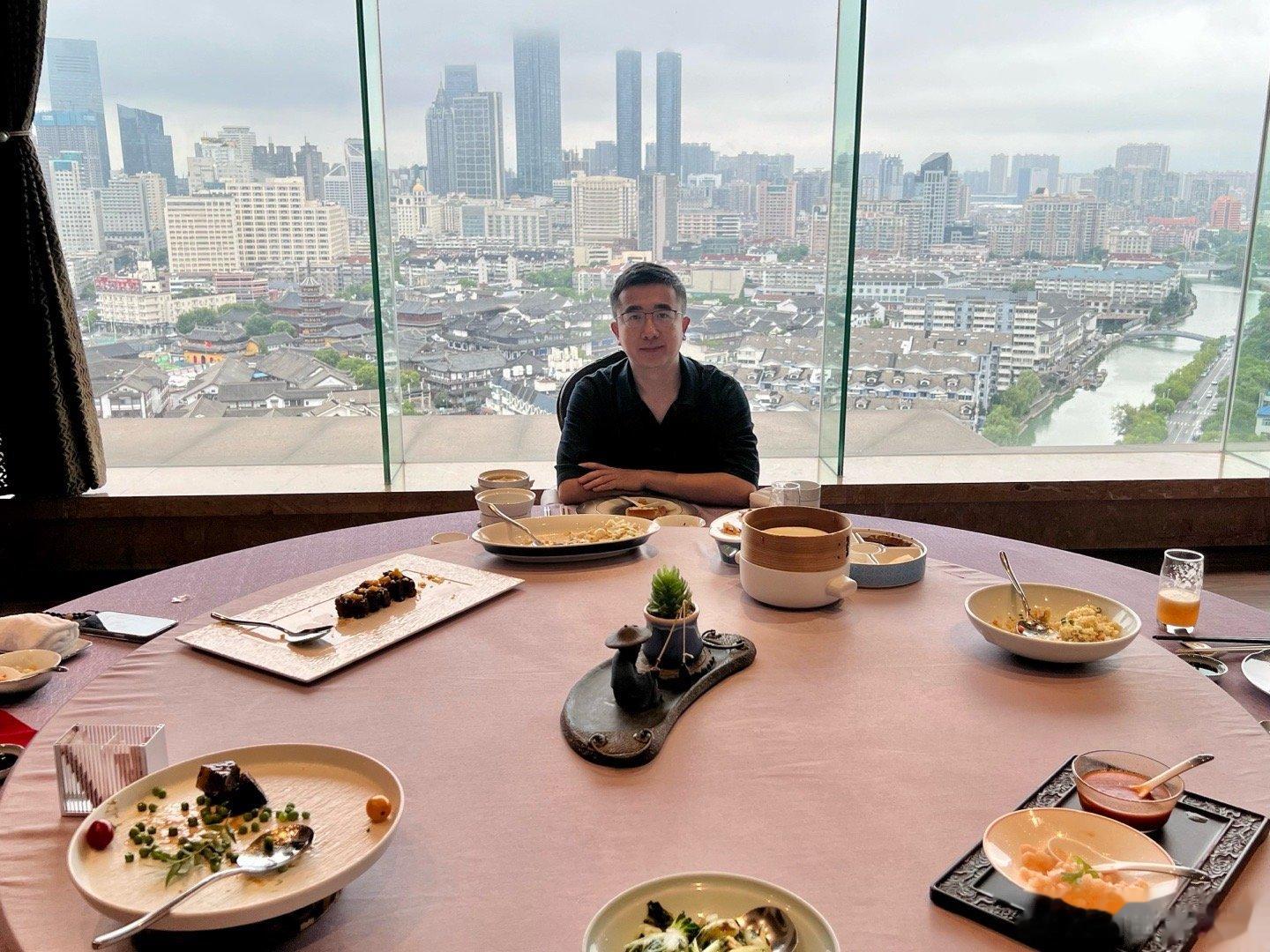 无锡的黑珍珠餐厅，日航21这家餐厅只有大包间，不接受个人来吃，凑一桌子真的是多亏