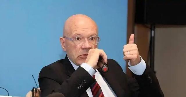 一百来年的国家，居然敢在一个当了两千年世界之巅的五千年文明面前，指手画脚，这是何