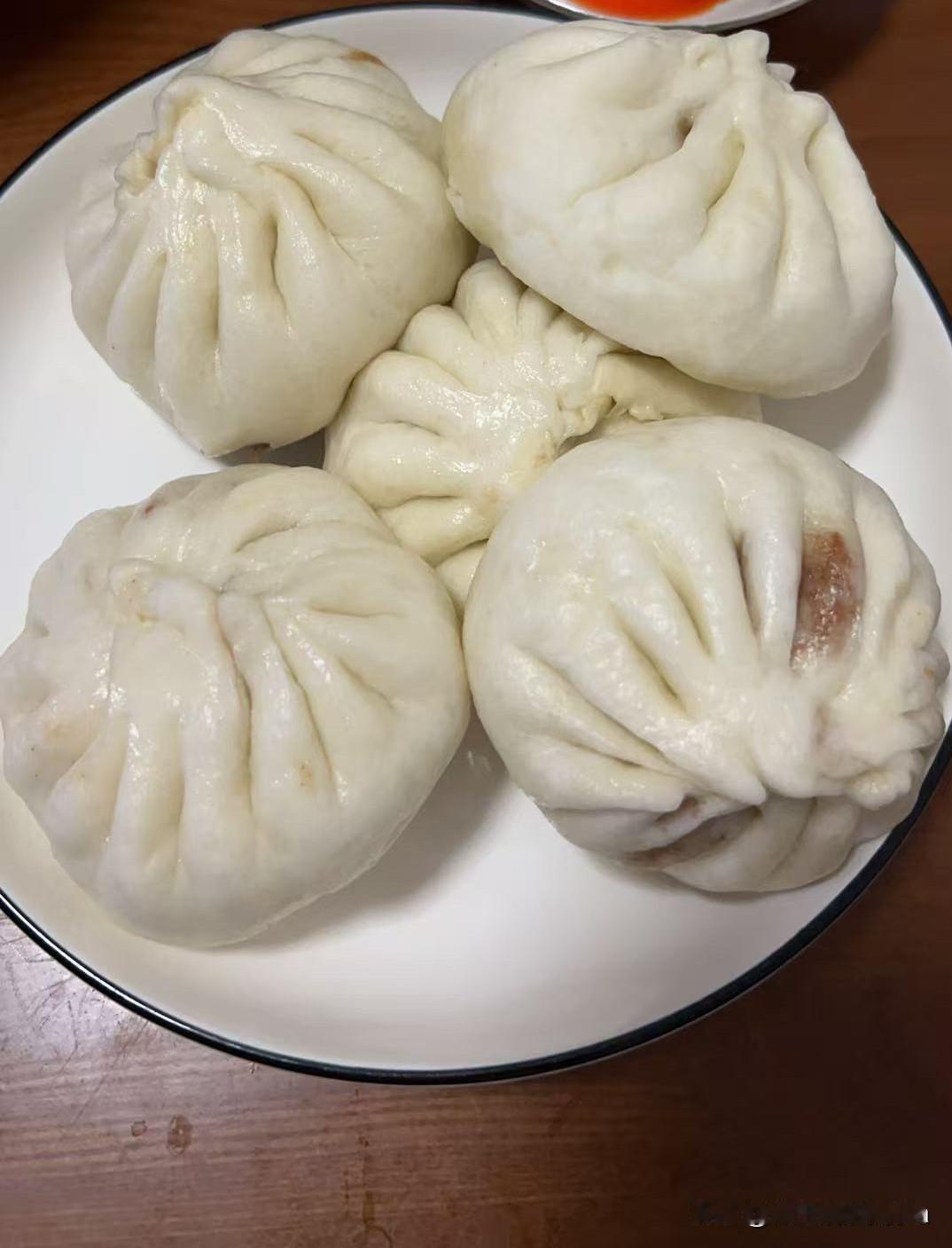 昨日老妈81岁生日，给她买的“紫光园”清真饭馆的牛肉包子，没想到把她撑坏了。[捂