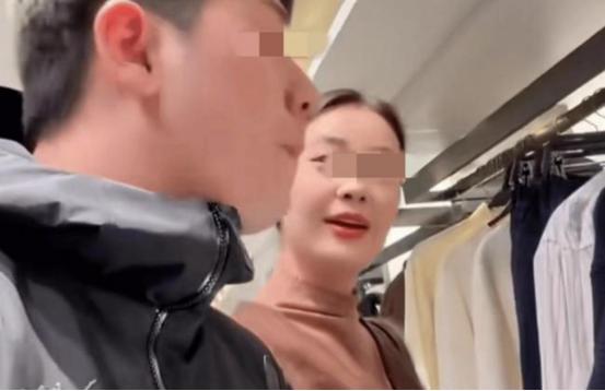[微风]“谁给你的优越感！”一对夫妻逛商场，看中一件外套问多少钱。店员头也不抬：