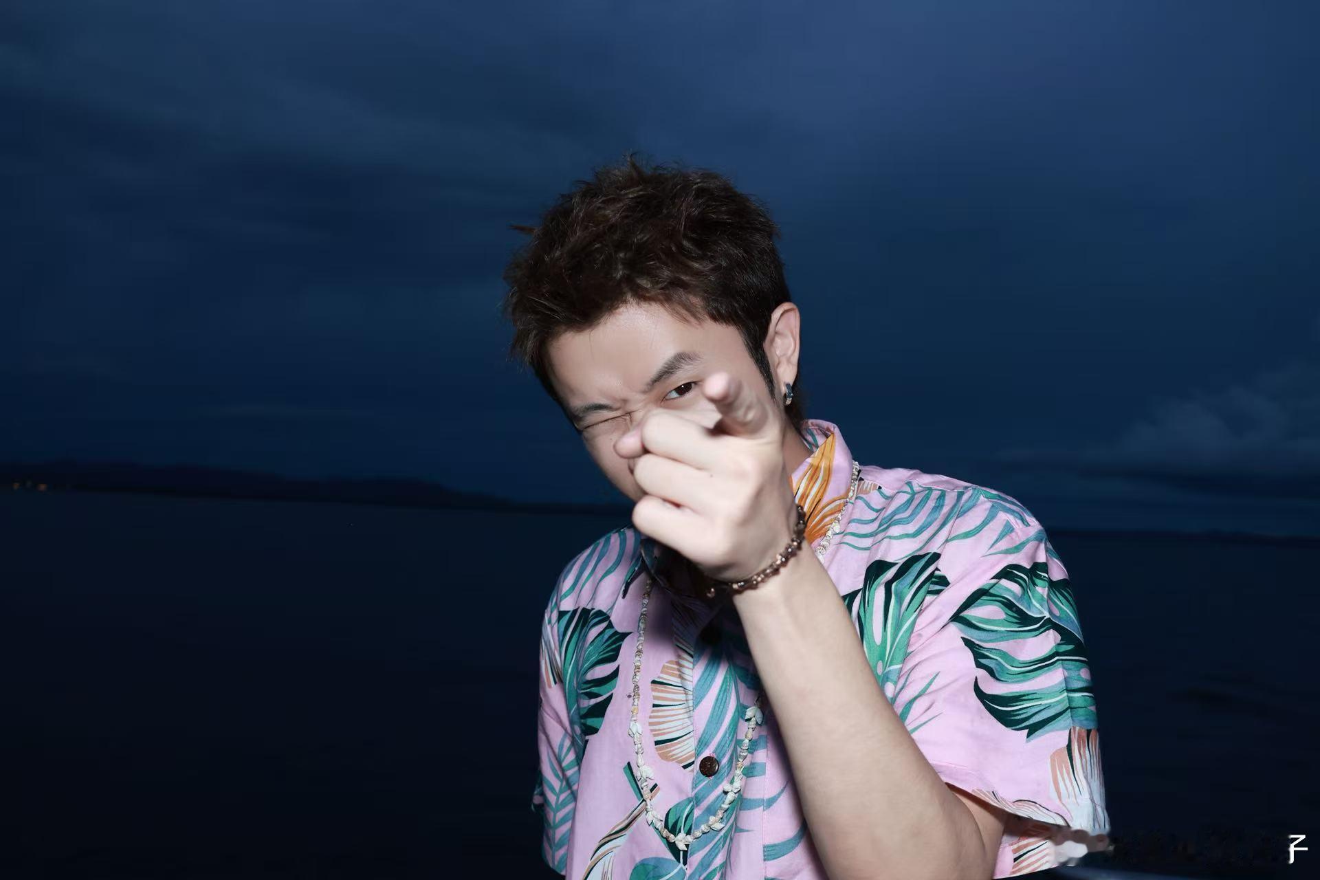 王勉不小心插到魏哲鸣的头盖骨谁懂王勉跳起来和魏哲鸣一样高这里哈哈哈哈哈哈哈谁这么