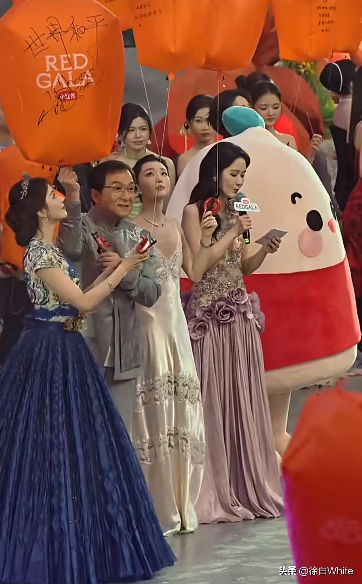 3月27日，今晚内娱的热闹真多！
虞书欣在REDGALA晚宴坐C位，相当于跑赵露