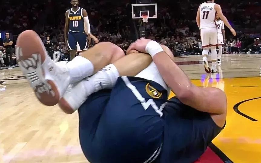 谁说真金不怕火炼？
掘金就怕火炼
虽然不是热火队员导致约基奇受伤
但是也是对阵热