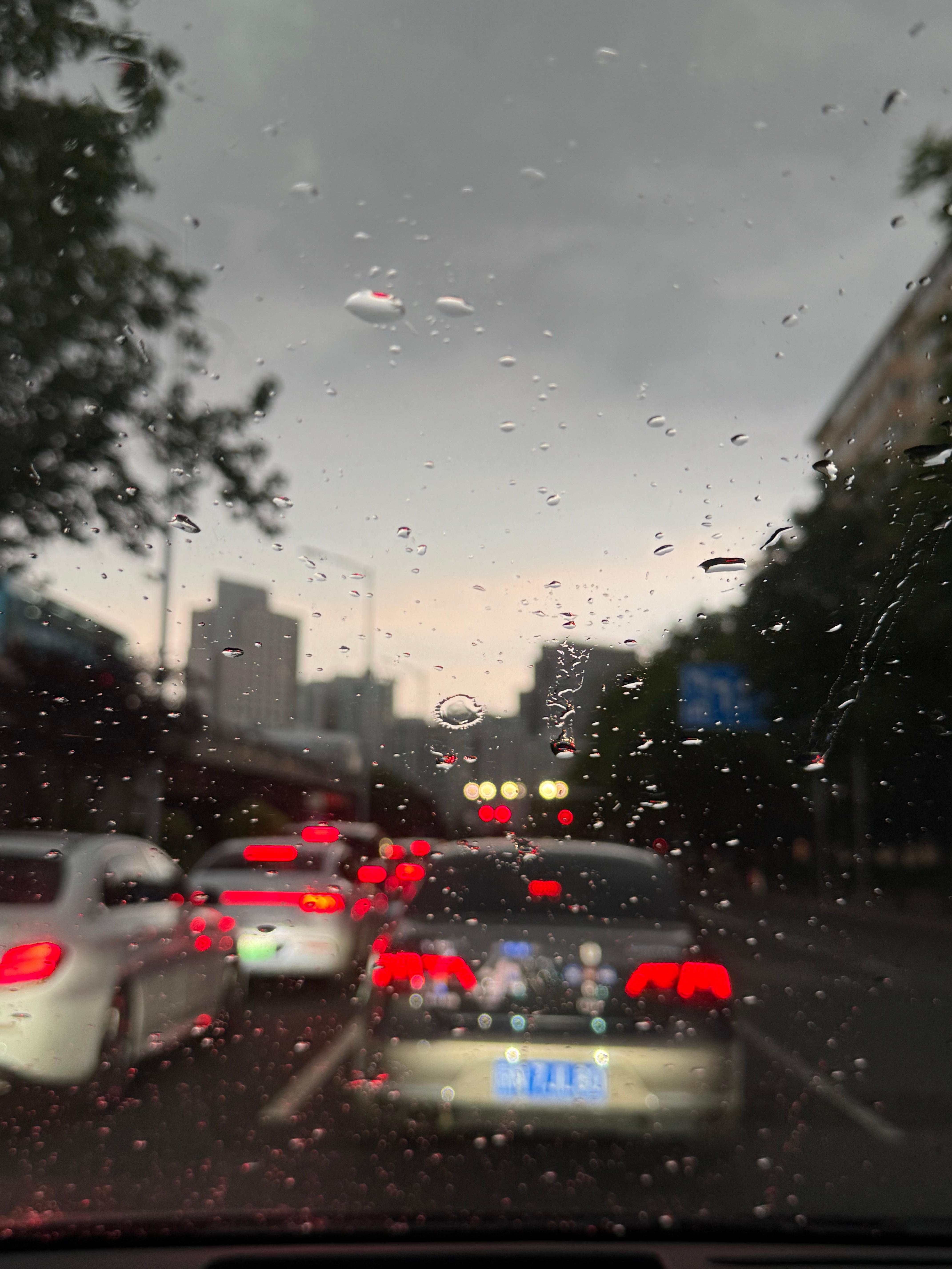 三里屯出来以后，突然间天黑了这🌧️来的猝不及防 哪位神仙路过 