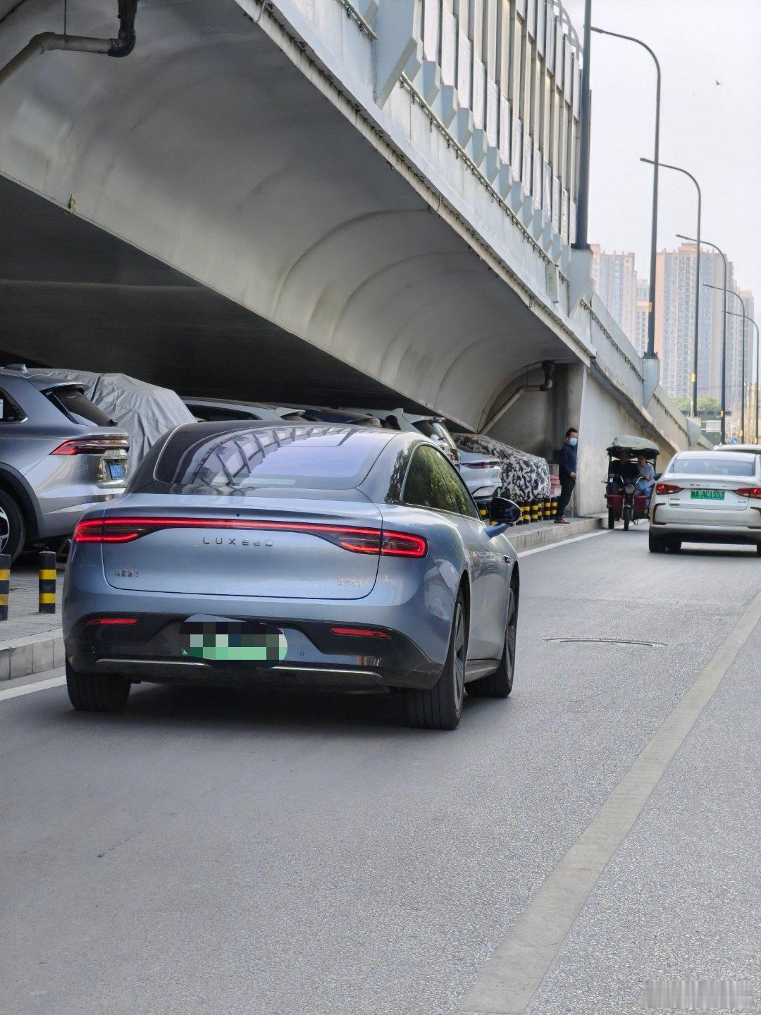 路上遇见智界S7车友了。 ​​​