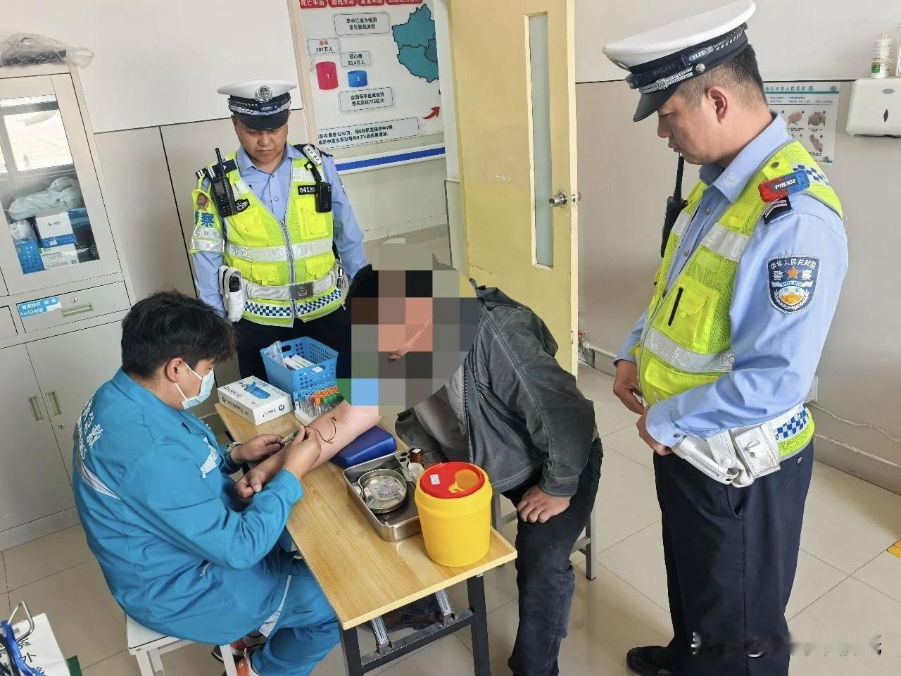 青海小哥开车等前车拐弯，没想到竟然直接趴方向盘睡着了！交警到场后哭笑不得……
