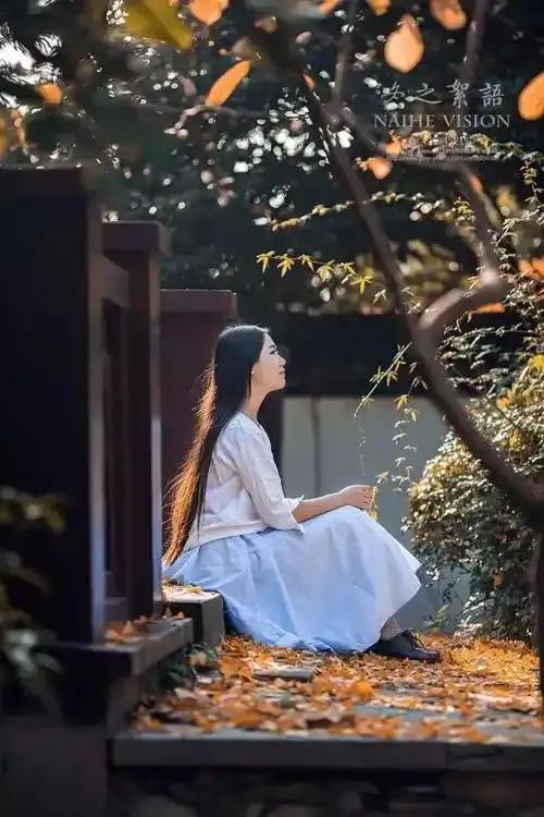一个人越静得下来，越能感受生命的完整。

也越来越变成自己想要的样子。

不急不
