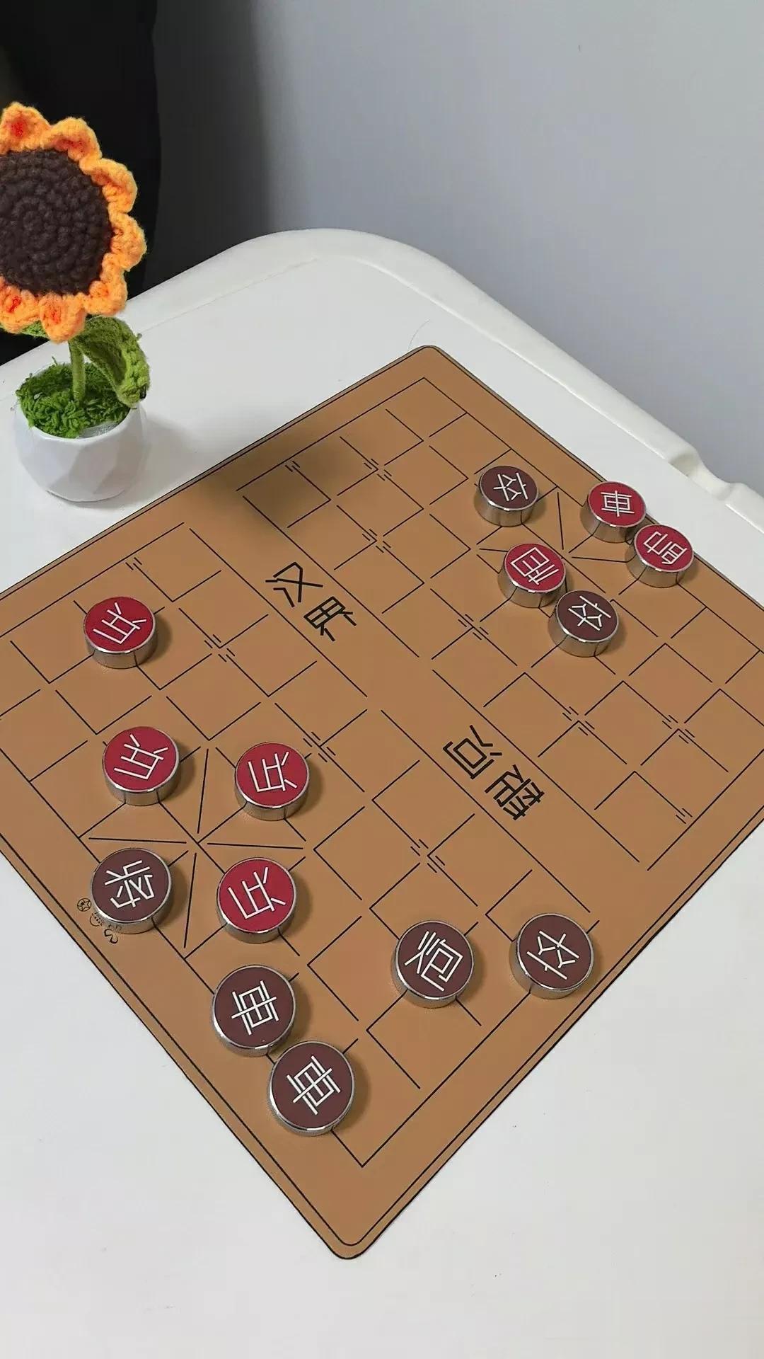 东风日产的“显眼包”和象棋创意加分，这棋子可真是分量十足，先来一局七星聚会？@东