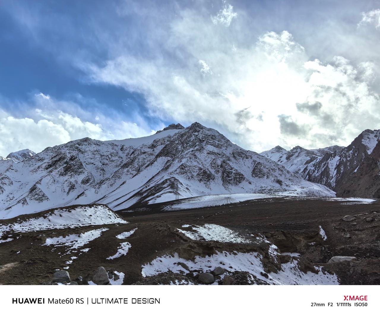 3500米海拔的山，被少量积雪覆盖，云层下被遮住阳光的沟壑十分冷酷，岩石感清晰，