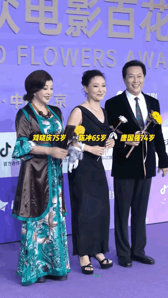 有点不带劲儿了，特别是唐国强，三个人是老朋友，又因为演同一部电影获了奖，不能亲了