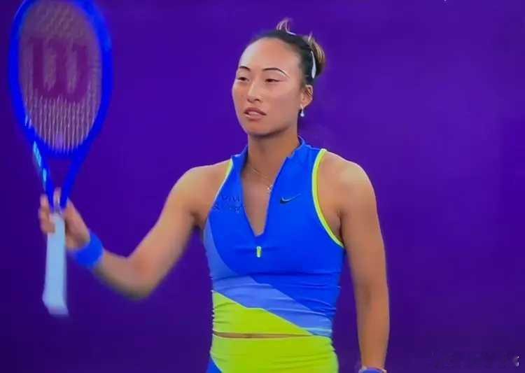 北京时间2月9日晚上，WTA1000多哈站女单第1轮，郑钦文迎来赛季首秀，最终苦
