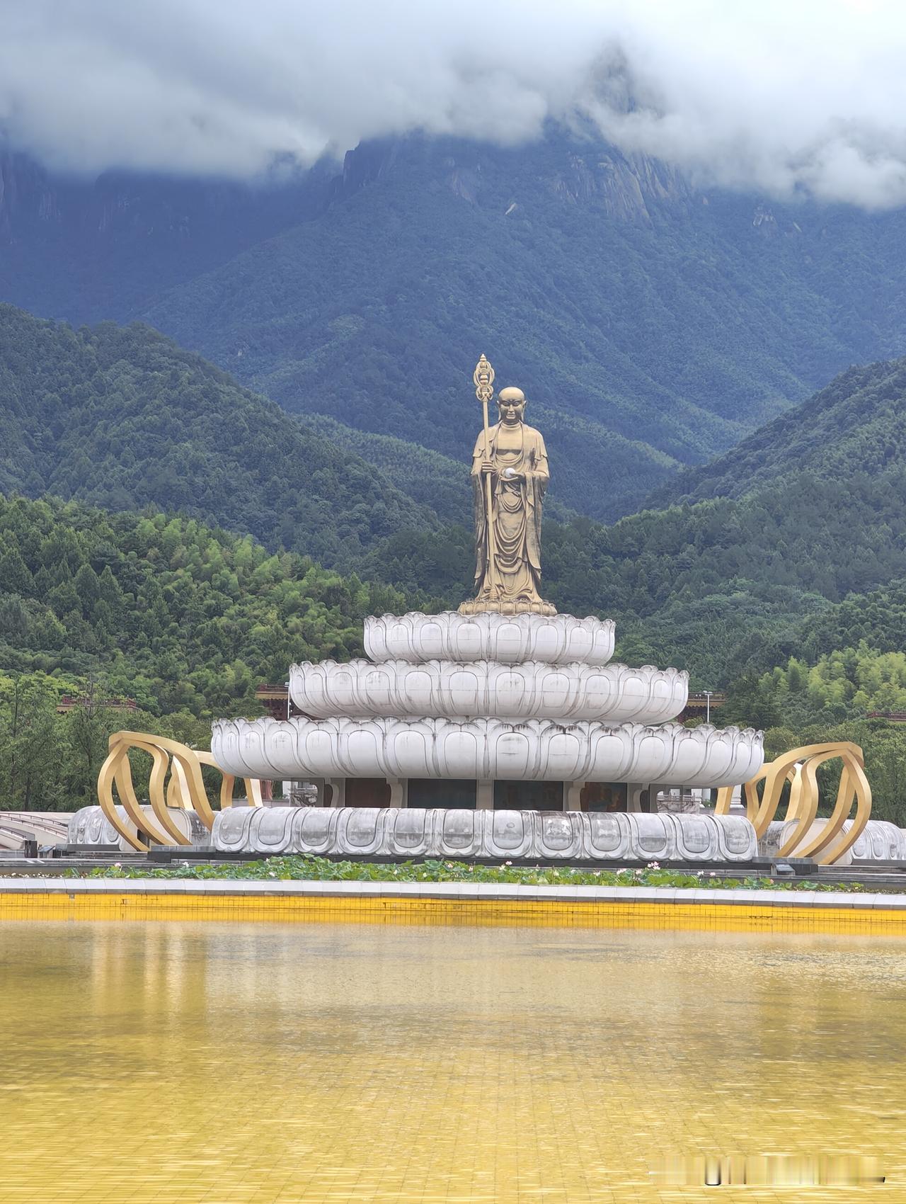 昨天开车去了九华山大愿文化园，近两个小时的车程，多少让人有点疲惫。抵达后我们直奔