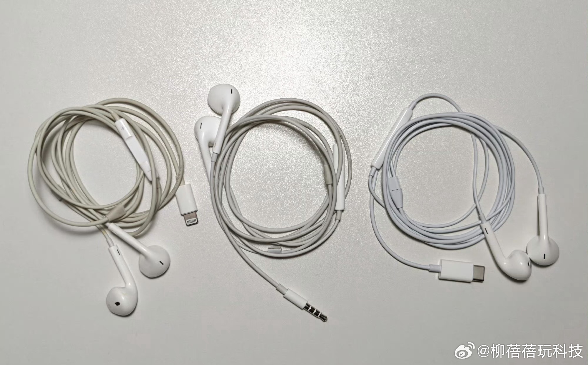 今天收拾房间刚好翻出三根有线耳机，凑齐3.5mm耳机孔、lightning口、C