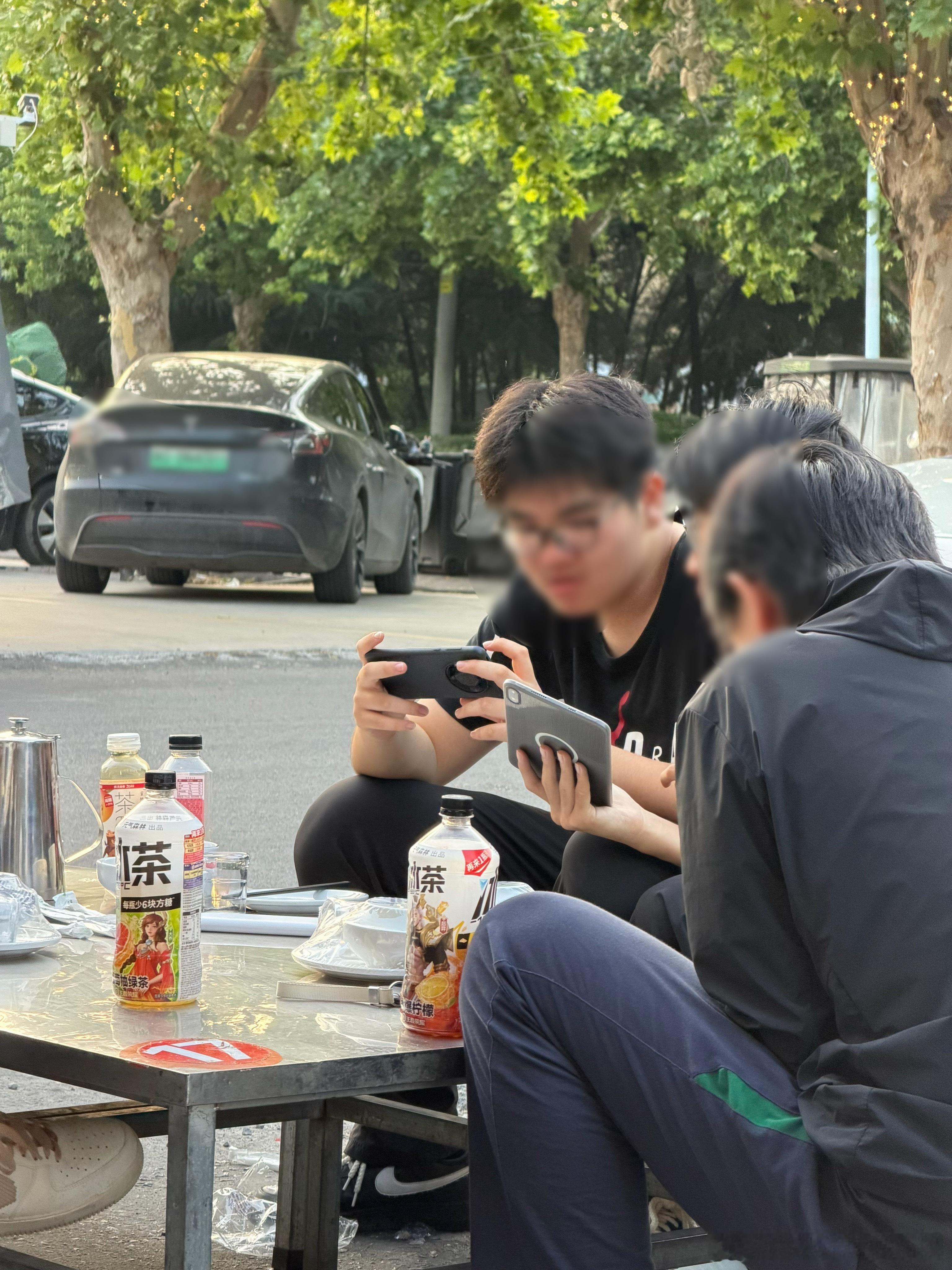 这是OPPO Pad mini吧？出来吃饭碰到隔壁桌的学生在打游戏，我一回头，看