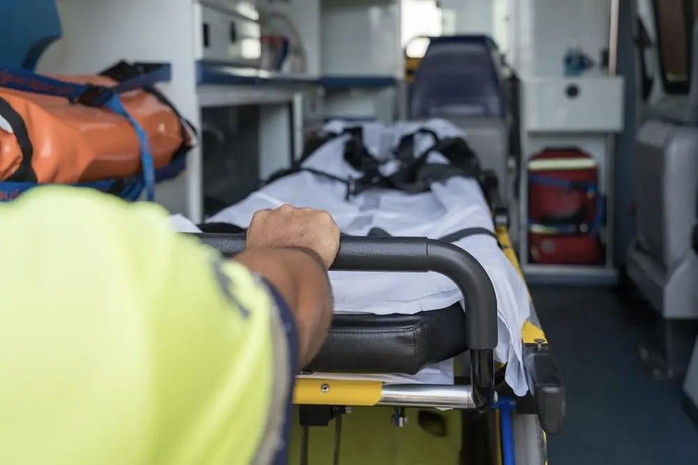 救护车桥边停车，患者翻护栏坠亡！法院一审判医院赔13万，这事您怎么看？

深夜的