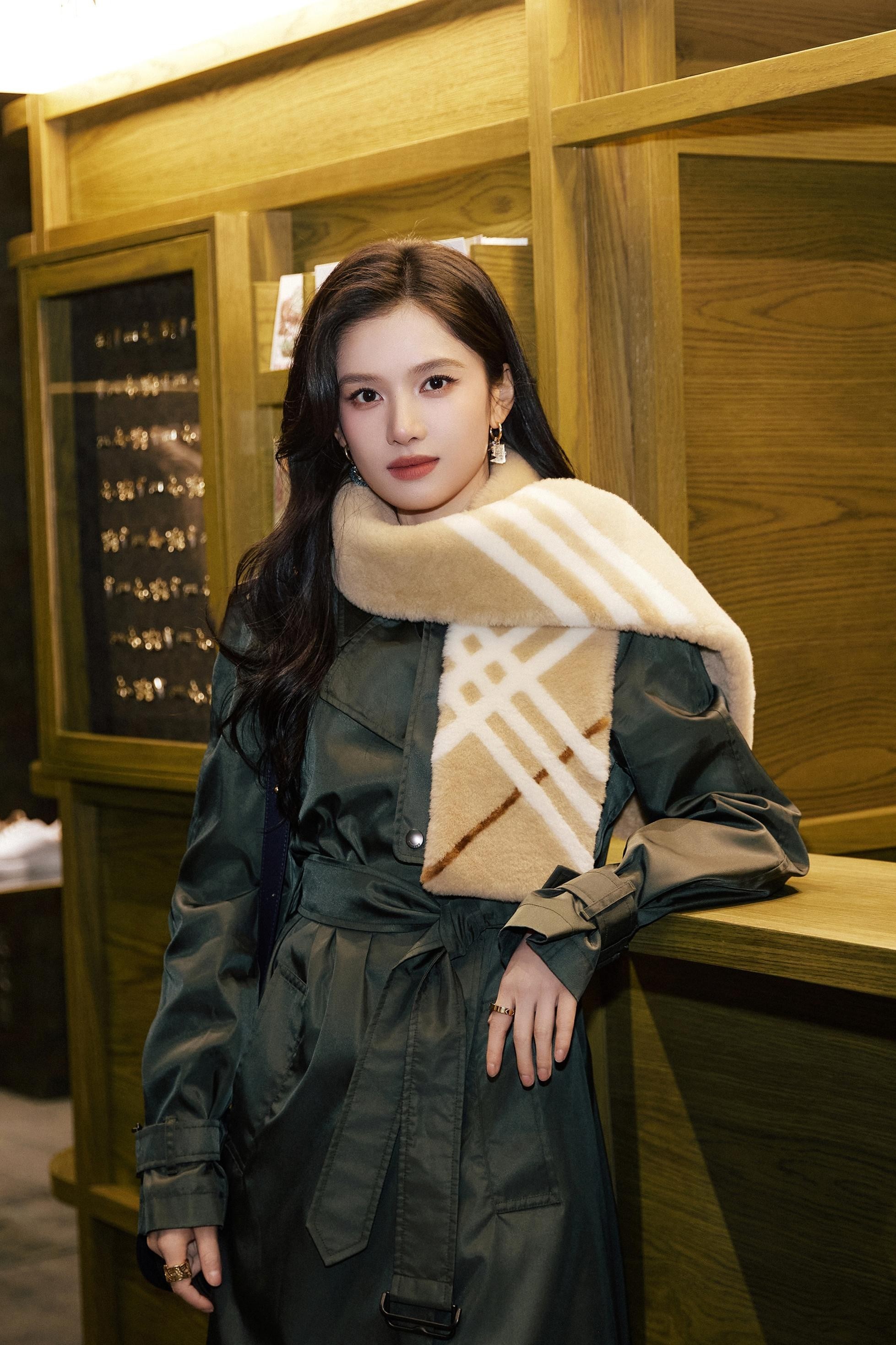 张婧仪身着 Burberry Trench 风衣，现身北京王府中环Burberr