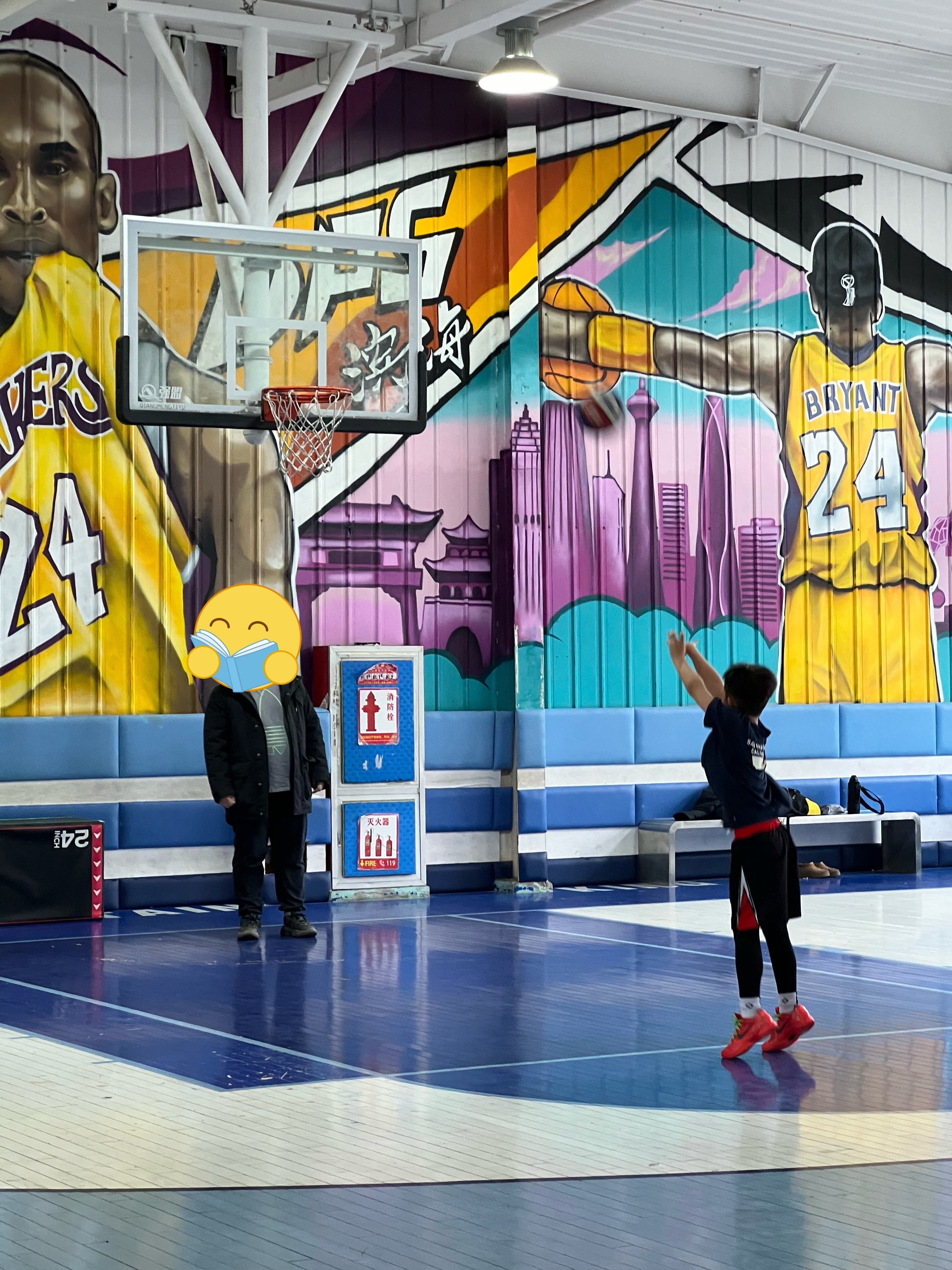 去球馆接孩子，发现一个熟悉的身影。这个爸爸经常陪着他小孩在这练投篮，小孩也争气，