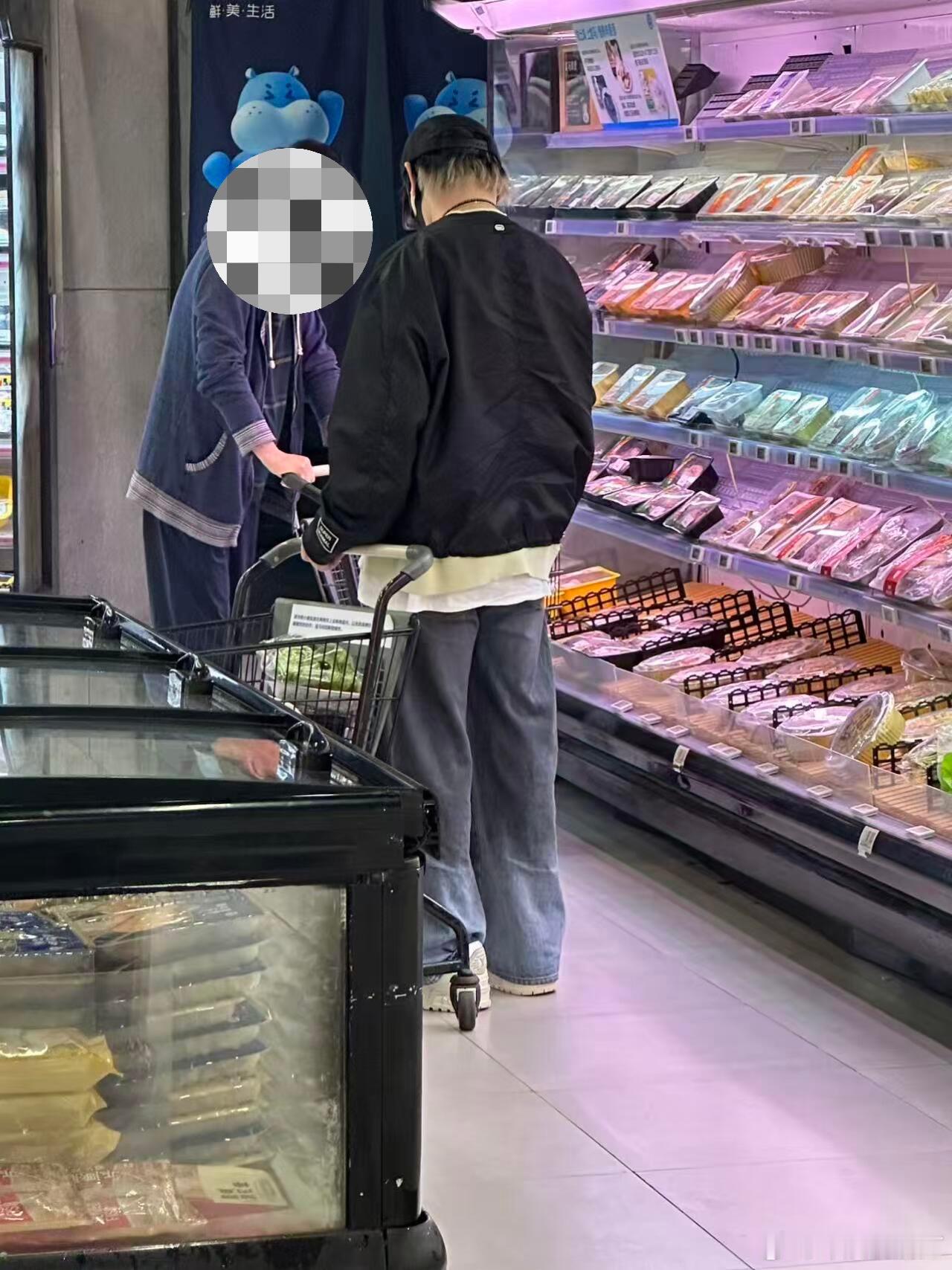 超市偶遇胡彦斌买菜网友偶遇胡彦斌在超市买菜了，上一秒还在机场，下一秒就回去买菜了