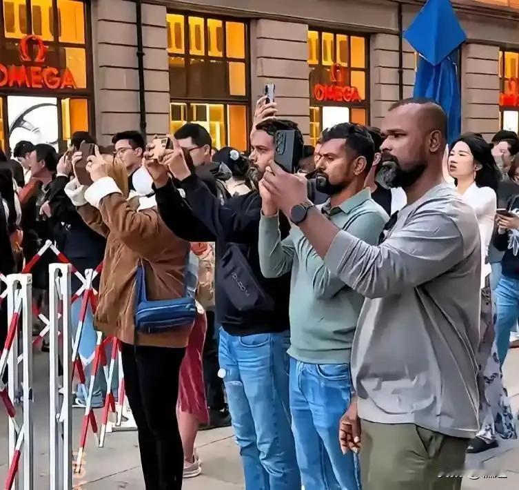 印度三哥到中国最真实的想法:
娶中国的女人，
住中国的房子，
用中国的钞票，
养