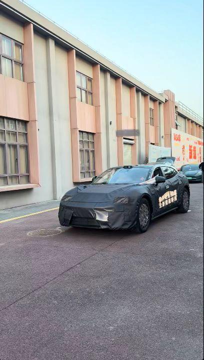 华为乾崑启境测试车全国跑圈，高颜值猎装轿跑今年见实车
街头偶遇，已成风景。华为乾