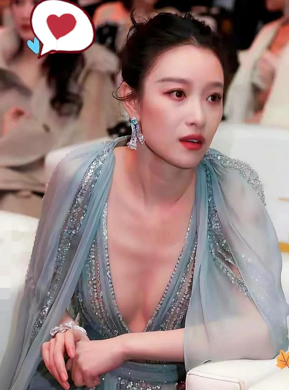 倪妮穿Alaïa黑西装走红毯，就因没显内衣痕，热搜挂了三天还在吵，这阵仗真够魔幻