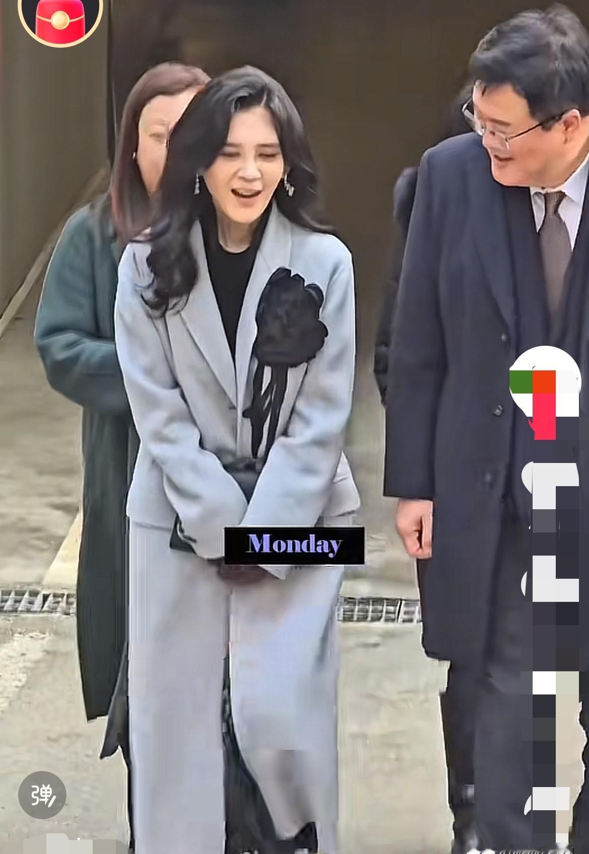 韩国第一名媛，有个全世界都注意到的缺陷。
就是她的走路姿势。
她端着肩膀走路的样