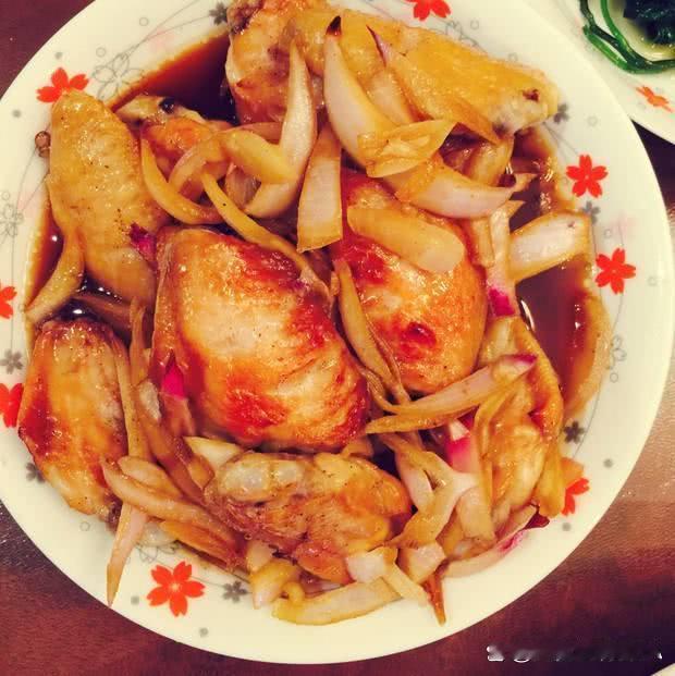 【秒变大厨的秘密武器！洋葱烩鸡翅，家常版也能媲美餐厅大厨】
嘿，宝贝们！今天给大